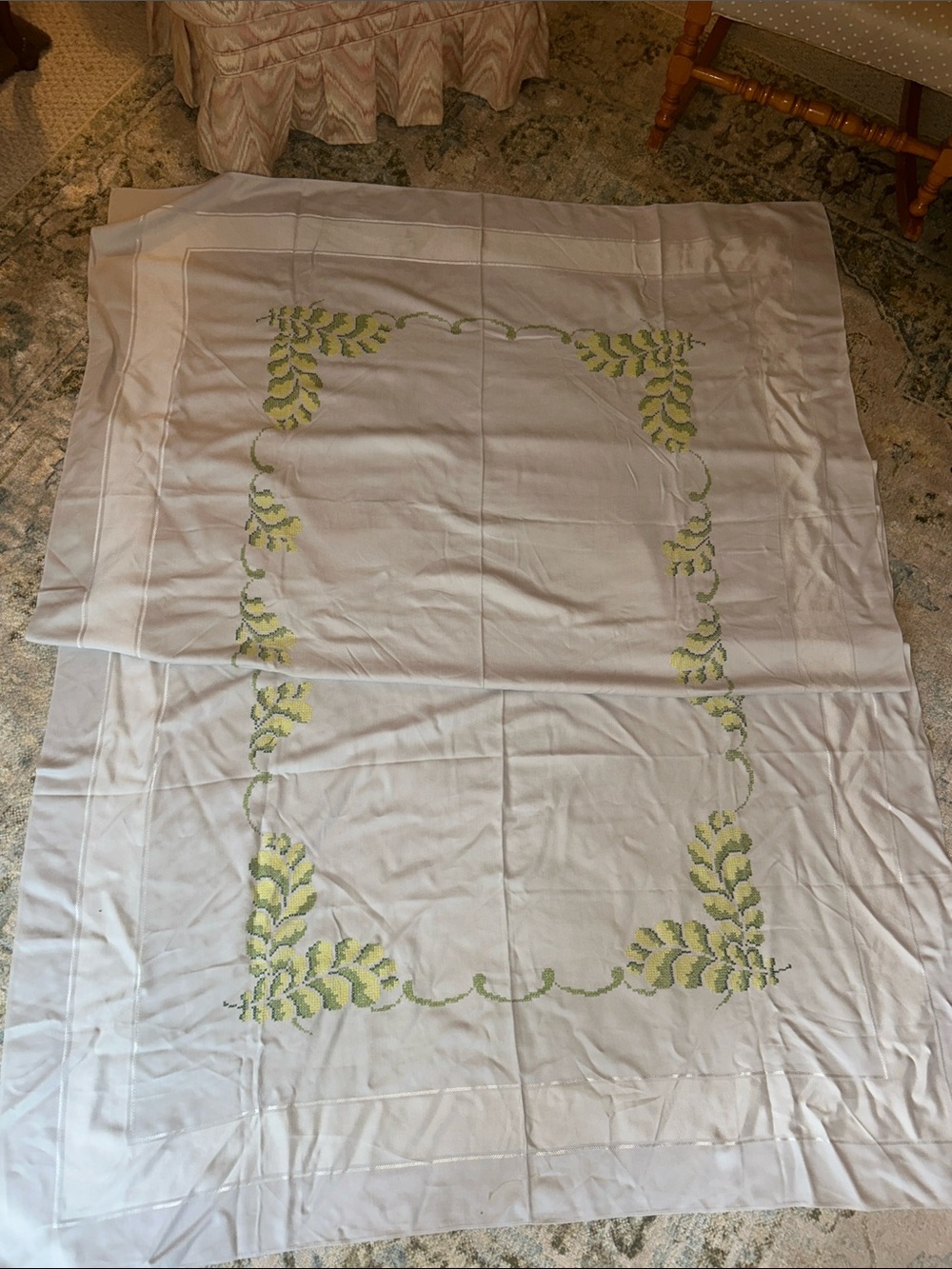 Vtg handmade, Embroidered Fern Motif Tablecloth Green, yellow on grey